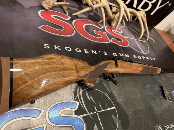 pix306024944.jpg WBY MKV DLX VARMINT MASTER 224WBY 24 WALNUT — Serial # WY222774
