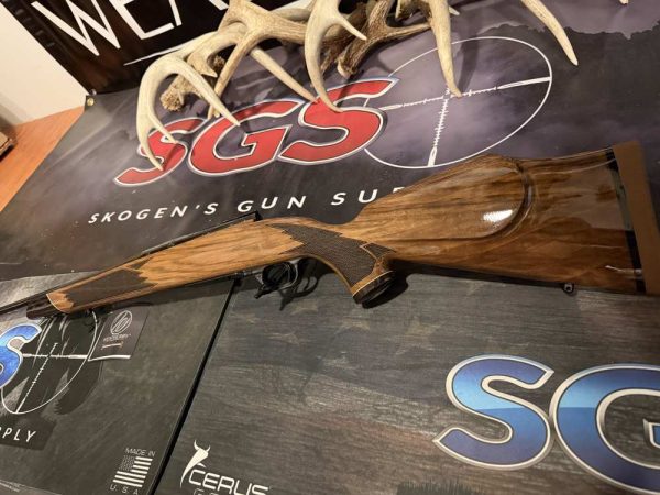 pix548789970.jpg WBY MKV DLX VARMINT MASTER 224WBY 24 WALNUT — Serial # WY225118